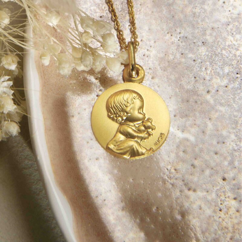 Médaille Augis Or Jaune 750/1000 Bébé au Doudou Ronde 14mm – Image 3