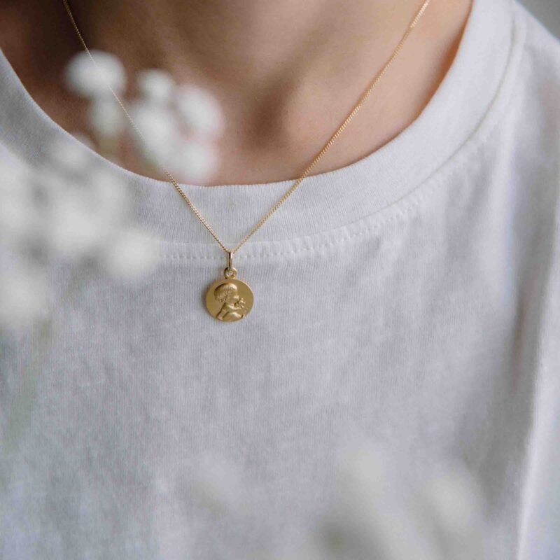 Médaille Augis Or Jaune 750/1000 Bébé au Doudou Ronde 14mm – Image 2