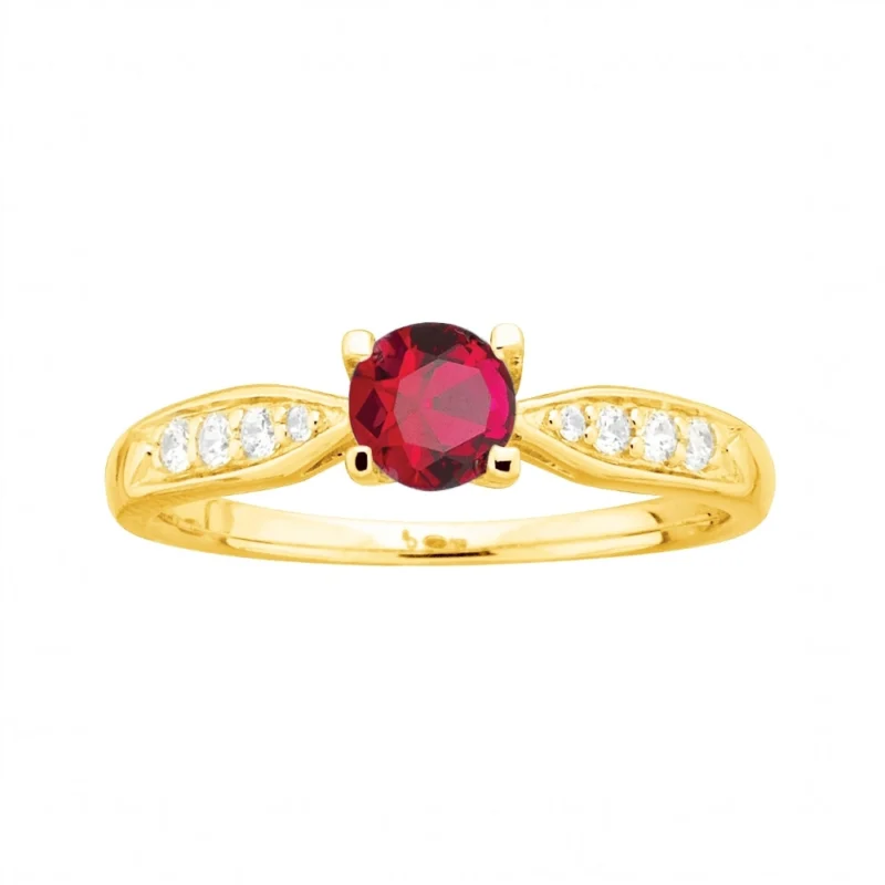 Bague Plaqué Or Jaune Solitaire Spinelle Synthétique Rouge Accompagné Oxydes Blancs