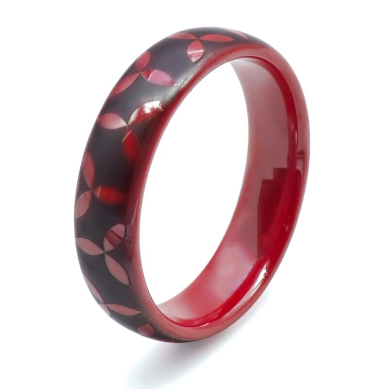 Bague Céramique Rouge Bombée Gravure Fleurs