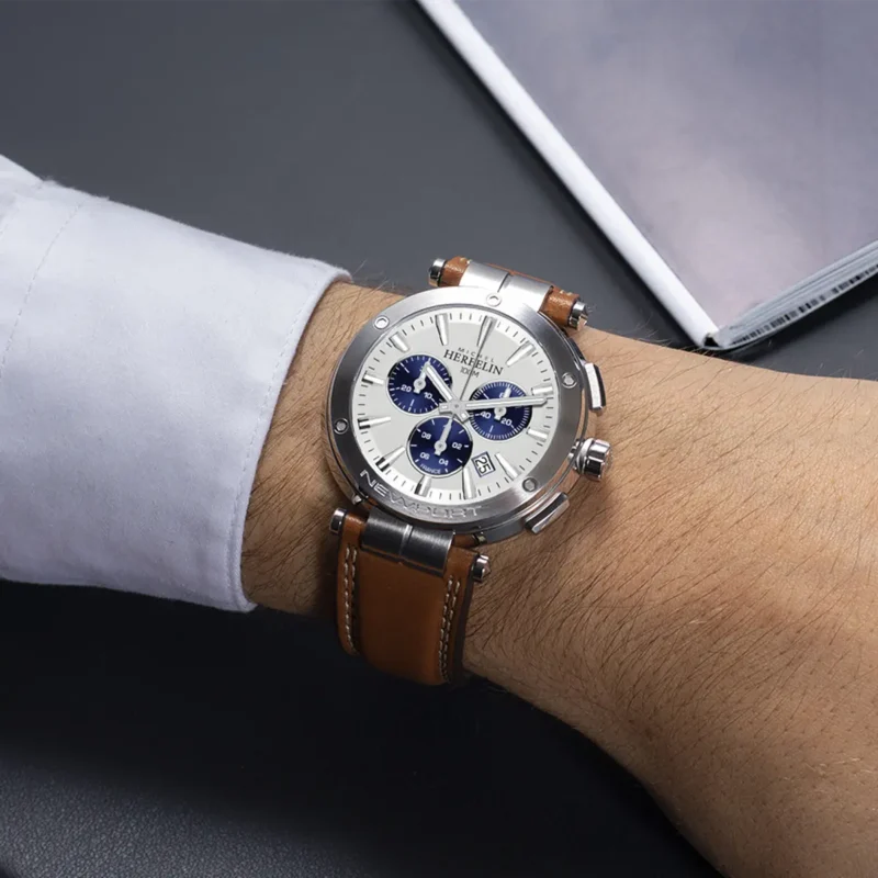 Montre Herbelin Homme Acier Chrono Newport Cadran Argent Compteurs Bleus Cuir Camel 37688A42GD – Image 2