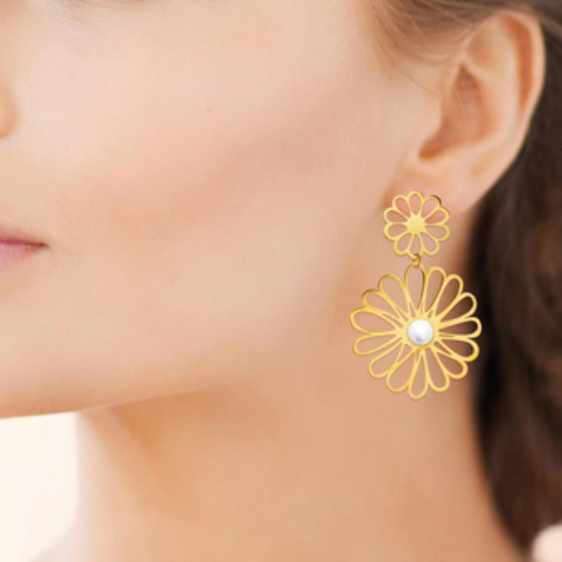 Boucles d'oreilles Fashion Steel Pendantes Acier Gold Fleurs et Perles imitation – Image 3