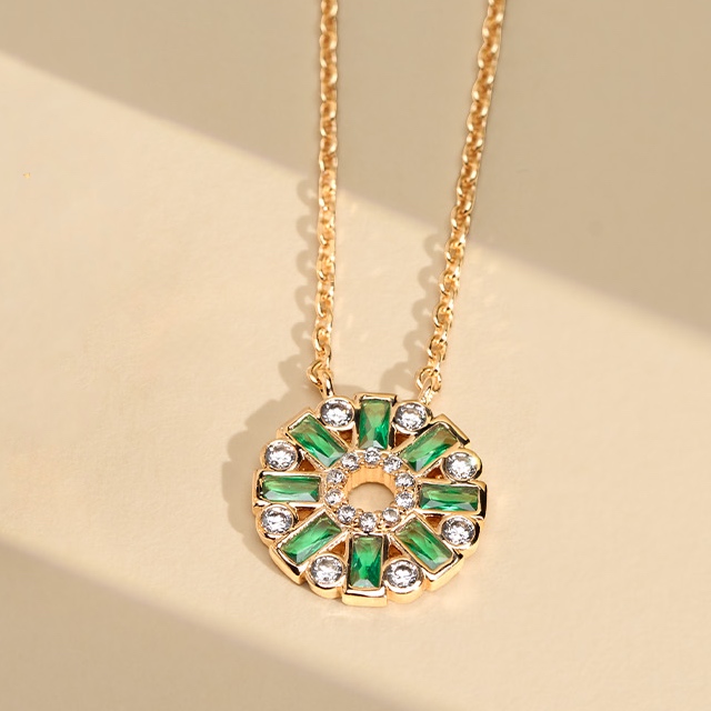 Collier Plaqué Or Jaune Rosace Oxydes Verts et Blancs Diamètre 11mm – Image 2
